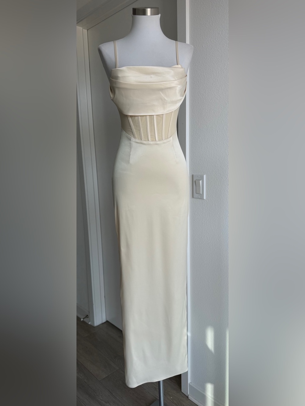 NBD Aella dress in Champagne size S - Picture 4 of 13